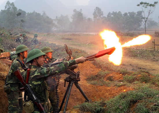 Hỏa[-]lực[-]bắn[-]yểm[-]trợ[-]cho[-]trung[-]đội[-]bộ[-]binh[-]vượt[-]sông[-]tiến[-]công[-]mục[-]tiêu[-]địch.[-](Ảnh:[-]Trọng[-]Đức/TTXVN)